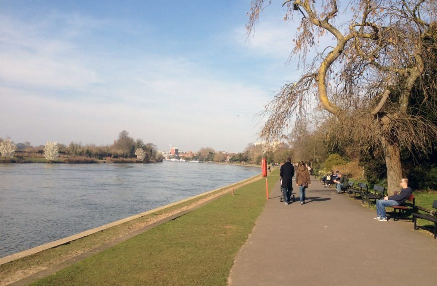 Queens-Promenade-on-a-sunny-day-Kingston-Surrey-UK