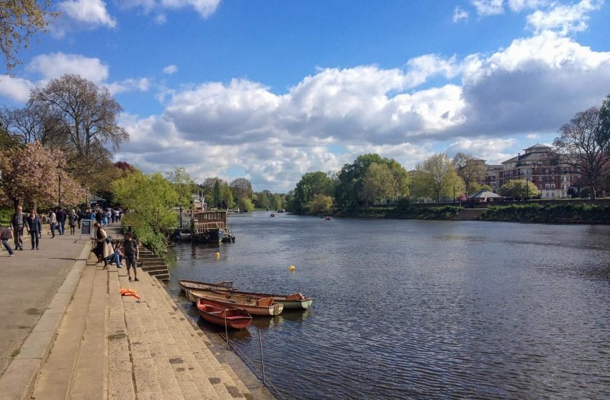 Richmond-riverside-on-thames-boats