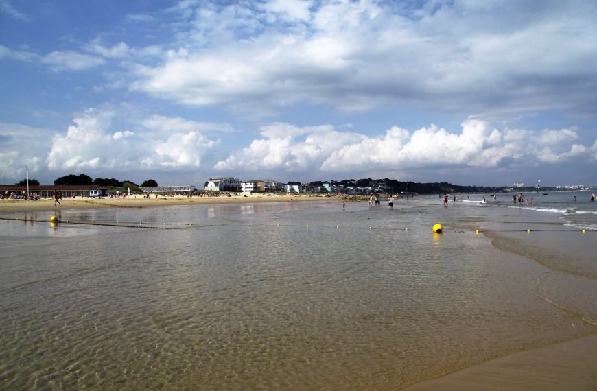 Sandy-beach-in-Poole-Dorset
