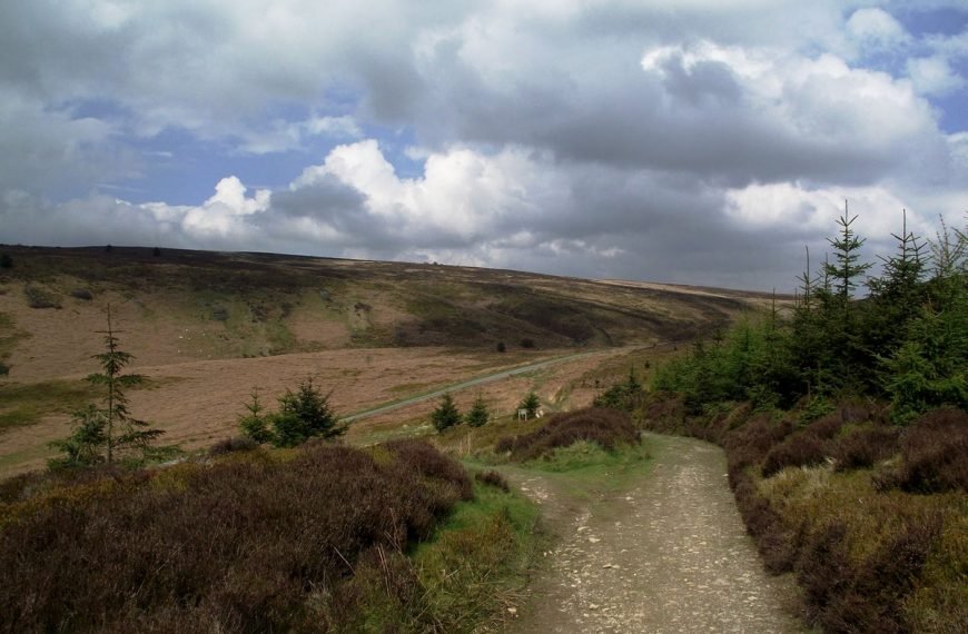 The-walk-from-car-park-at-Worlds-End-Wales