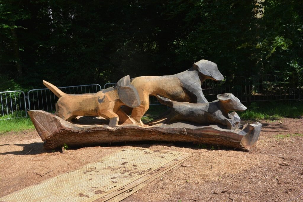 Wooden-carved-sculpture-at-westonbirt-arboretum