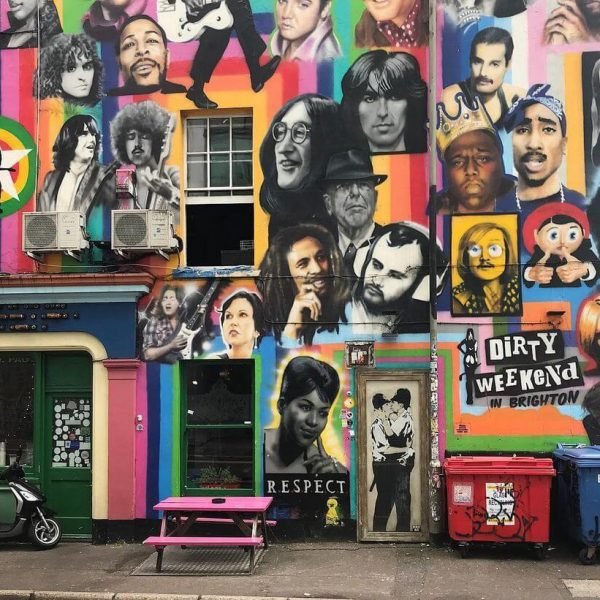 banksy-kissing-coppers-graffiti-icons-mural-brighton
