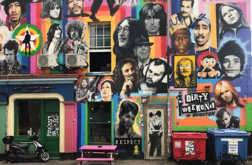 banksy-kissing-coppers-graffiti-icons-mural-brighton