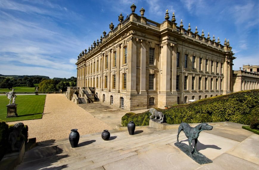 chatsworth-house-main-building-on-a-sunny-day