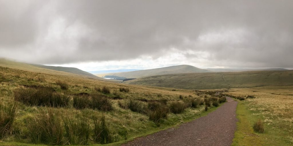 long-winding-path-to-corn-du-mountain-brecon-beacon