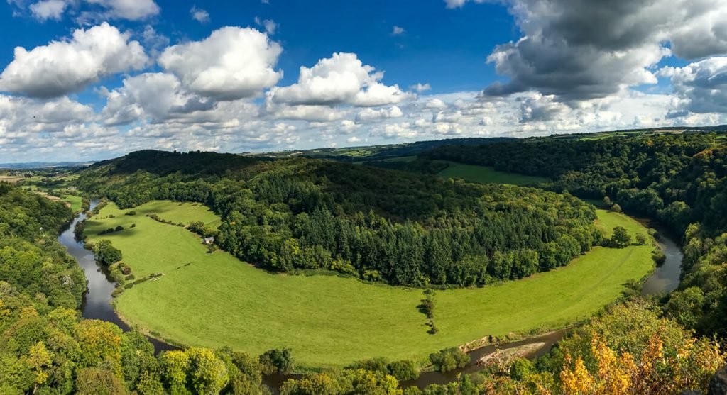 panoramic-view-of-winding-river-wye-from-symonds-yat-viewpoint