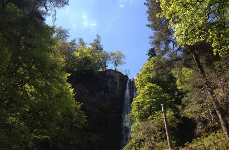 pistyll-rhaeadr-waterfall-photo-with-blue-sky