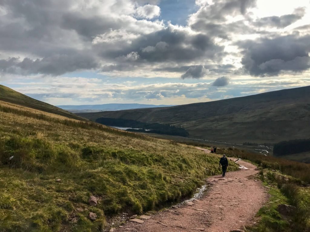 walk-down-from-pen-y-fan-corn-du-mountain-brecon-beacons-4