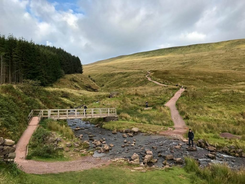 walk-down-from-pen-y-fan-corn-du-mountain-brecon-beacons-5-final-approach-to-car-park-bridge-crossing-stream